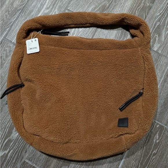 NWT new free people cozy carryall bag of oversized tan cocoa brown Sherpa fuzzy - Picture 2 of 5